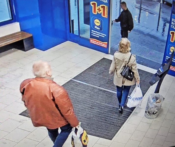 Нагла кражба в пловдивски магазин! Жена задигна чанта с покупки от мястото за оставяне на багаж