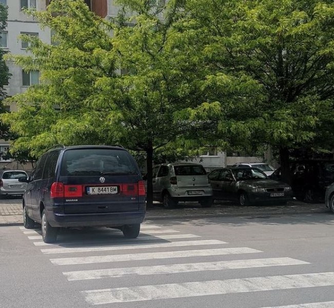 Шофьор обърка пешеходна пътека с паркомясто в Пловдив