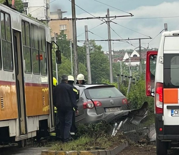 Тежка катастрофа в София, трамвай блъсна кола
