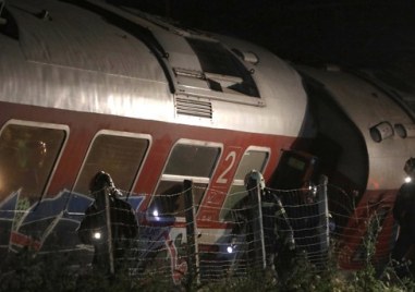 Група представляваща 57 те жертви на най тежката железопътна катастрофа в Гърция