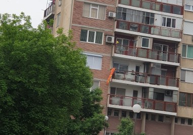 Знаме на Република Северна Македония се вее от тераса в