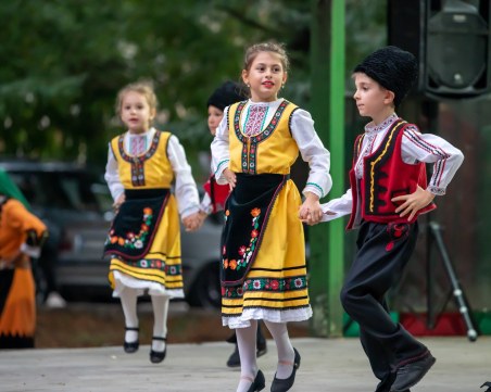 500 деца и ансамбъл „Тракия