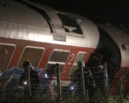 Близки на 57 жертви на влаковата катастрофа в Гърция заведоха иск срещу премиера Мицотакис