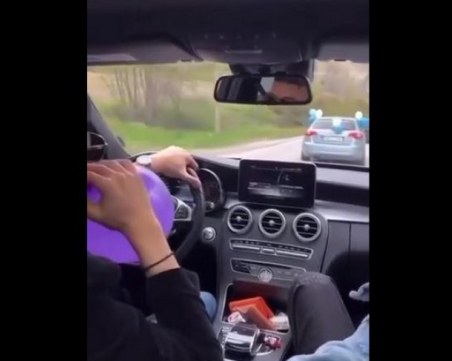 Диана Русинова сигнализира за певец, който „кара и си диша балони