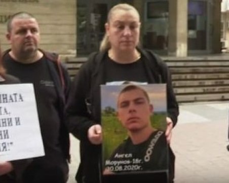 Протест пред съда в Пловдив: Шофьор получи 3 години условна присъда след смърт на 17-годишен