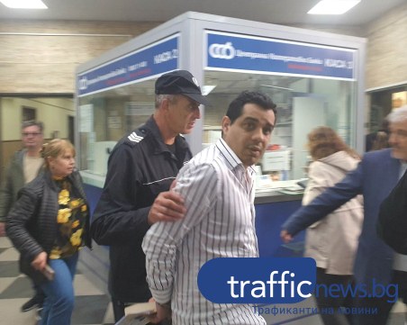 Усмихнат и с наказателния кодекс в ръка, Сергей Харварда дойде в съда, за да гони прокурора