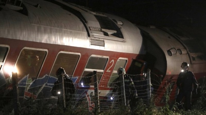 Група, представляваща 57-те жертви на най-тежката железопътна катастрофа в Гърция,
