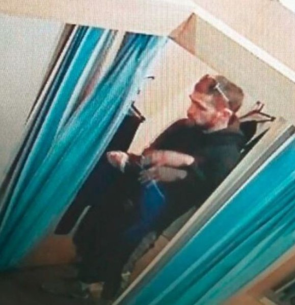 Младеж задигна ловко суитшърт от магазин в Стара Загора