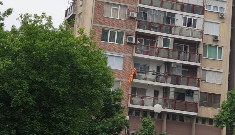 Провокация или патриотизъм? От тераса в Кючука се вее знамето на РСМ