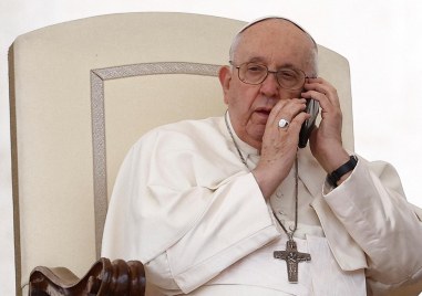 Папа Франциск днес прекъсна седмичната си аудиенция на площад Свети
