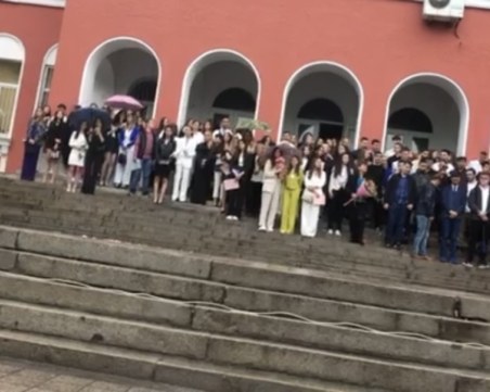 Абитуренти разочаровани от изпращането в Търговската гимназия: Всичко беше за 10 минути, нямаше никаква програма