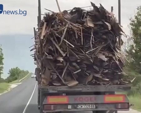 Безотговорно! Камион с опасен товар застрашава шофьорите на пътя Пловдив – Карлово