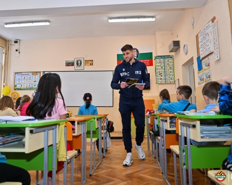 Играчи на Ботев влязоха в училище, поканиха малчуганите на мача с Локо София