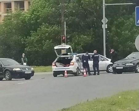 Кола се заби в патрулка във Варна