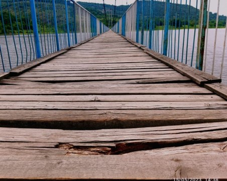 Опасно! Счупени и изгнили дъски по най-дългия въжен мост у нас