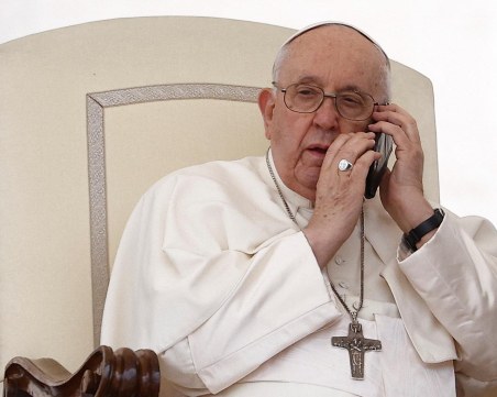 Папа Франциск прекъсна аудиенция, за да си вдигне телефона