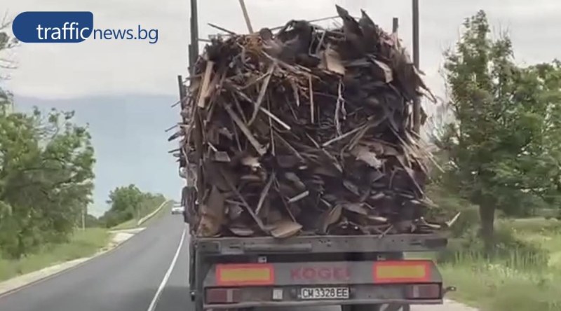 Безотговорно! Камион с опасен товар застрашава шофьорите на пътя Пловдив – Карлово