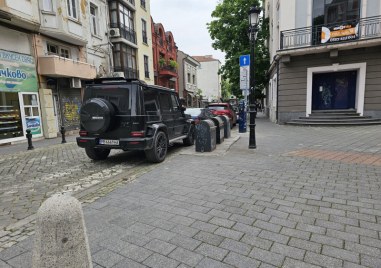 Луксозен джип окупира пешеходна пътека в Стария град За това