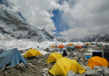 Китайски алпинист загина изкачвайки се към Еверест в четвъртък докато