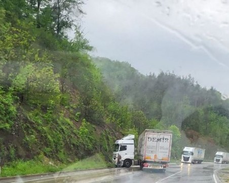 Камион се завъртя в Прохода на Републиката