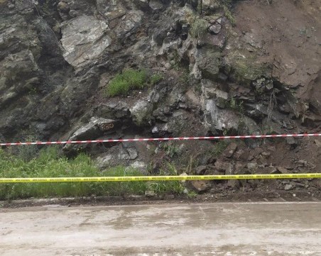 Падналата земна маса край Храбрино вече е разчистена, обезопасиха мястото