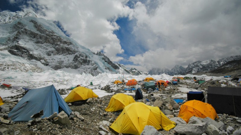 Китайски алпинист загина, изкачвайки се към Еверест в четвъртък, докато