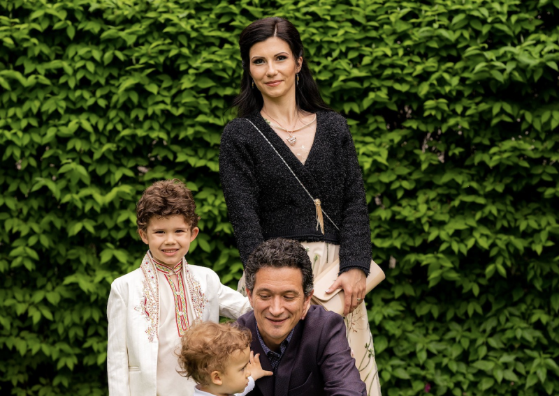 Виктория Янева е родена в Пловдив. Тя е на 31