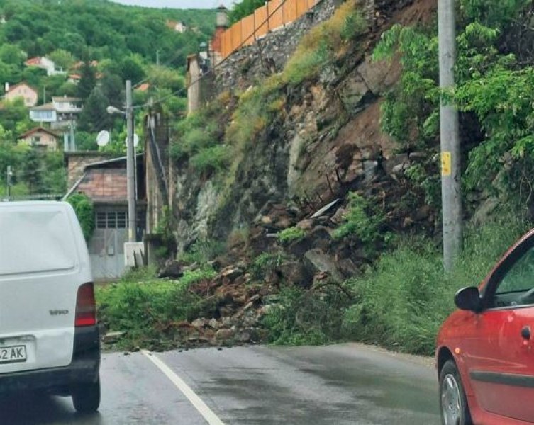 Срутване на земна маса е затрупала половината пътно платно в