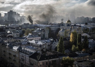 Въздушна тревога в цяла Украйна и нови удари по Киев