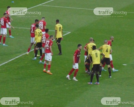 Безобразен Ботев пак падна и не отбеляза гол на Колежа, феновете освиркаха футболистите