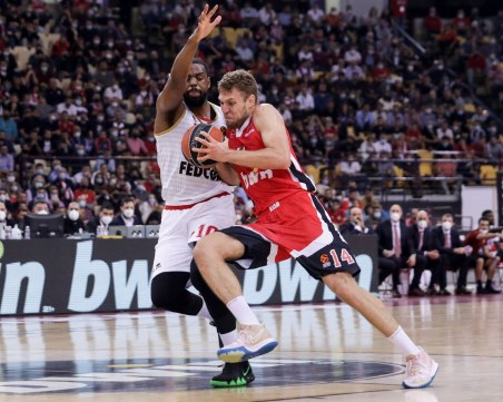 Феноменален Везенков изведе Олимпиакос до първи финал в Евролигата