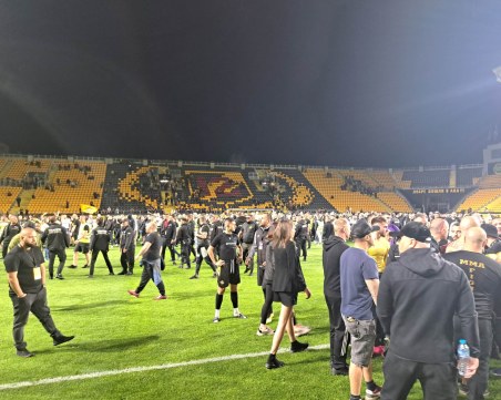 Феновете на Ботев нахлуха на терена, искат футболистите да свалят фланелките