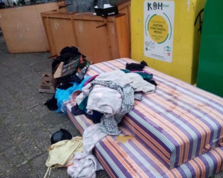 Граждани превърнаха контейнери в Кючука в сметище за стари мебели