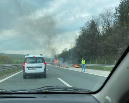 Малък камион се запали на АМ 