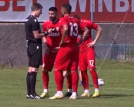 Марица запази шансовете си за баража, играчите на Беласица се нахвърлиха на съдията