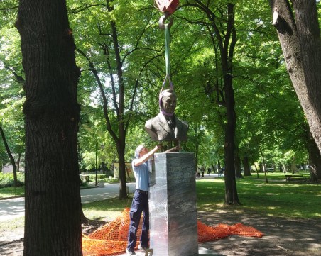 Монтират бюст-паметника на големия дарител Димитър Кудоглу в Цар Симеоновата градина