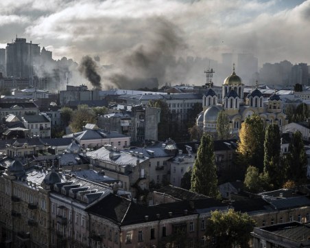 Нова въздушна атака по Киев, Зеленски замина за срещата на Г-7 в Япония