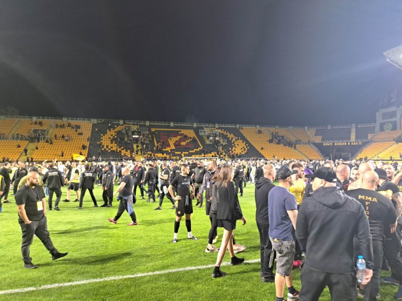 Феновете на Ботев нахлуха на терена, искат футболистите да свалят фланелките