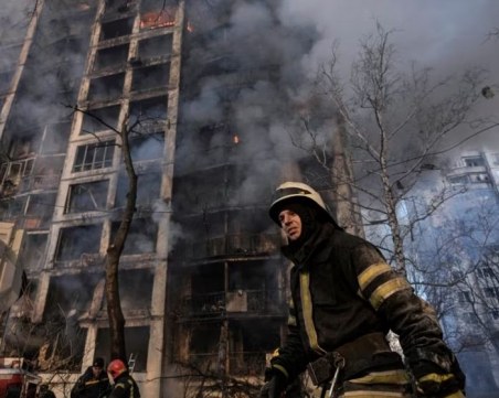 Обстрел на Киев и тази нощ, пламна жилищна сграда