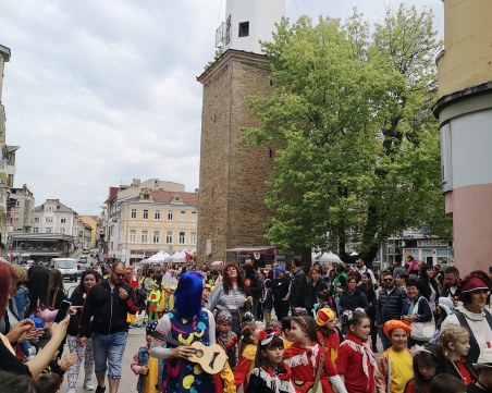 Пищен карнавал и тази година в Габрово! Крал Чарлз ще се разходи по главната улица