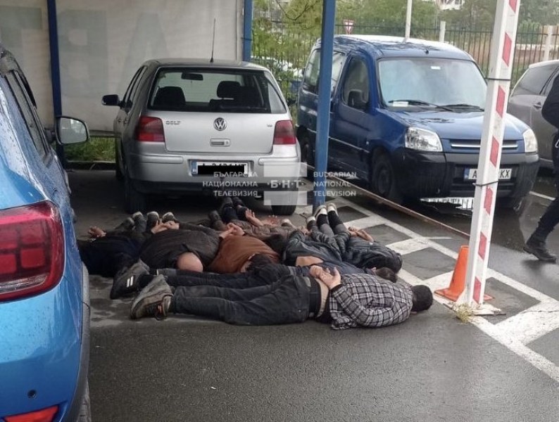 26-годишен мъж от пакистански произход и осем мъже, самоопределили се,