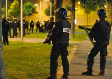 Трима мъже са загинали при нападение с автомат във френския