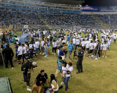 Десетки загинали и ранени при блъсканица на футболен мач в Ел Салвадор