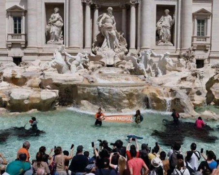 Екоактивисти изляха черна течност в известния фонтан Ди Треви в Рим
