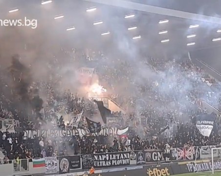 Хореографията на феновете на Локомотив на дербито с Левски