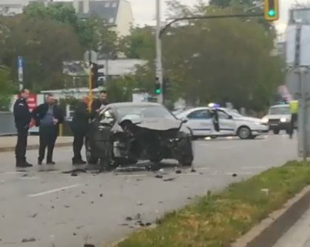 Кола пламна след тежка катастрофа в София, има ранен