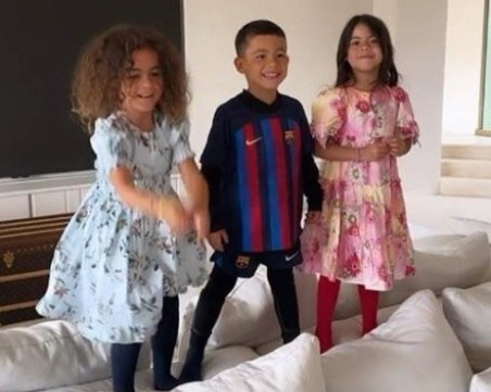 Малкият син на Кристиано Роналдо танцува с екип на 