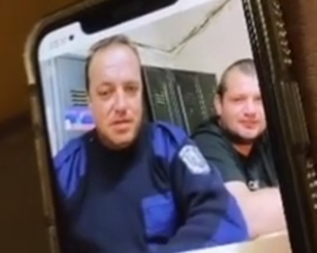 Варненски полицаи към момиче: Ще те скъсам като оставка Гешев
