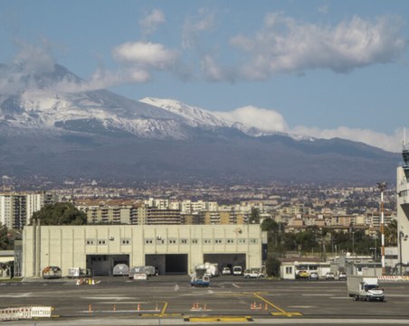 Вулканът Етна се активира отново, затвориха летището в Катания