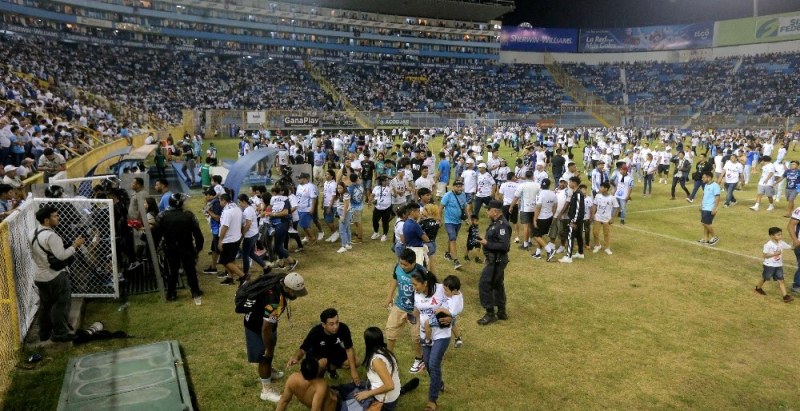 Десетки загинали и ранени при блъсканица на футболен мач в Ел Салвадор
